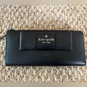 Kate Spade Wallet in Black with A Bow- excellence condition